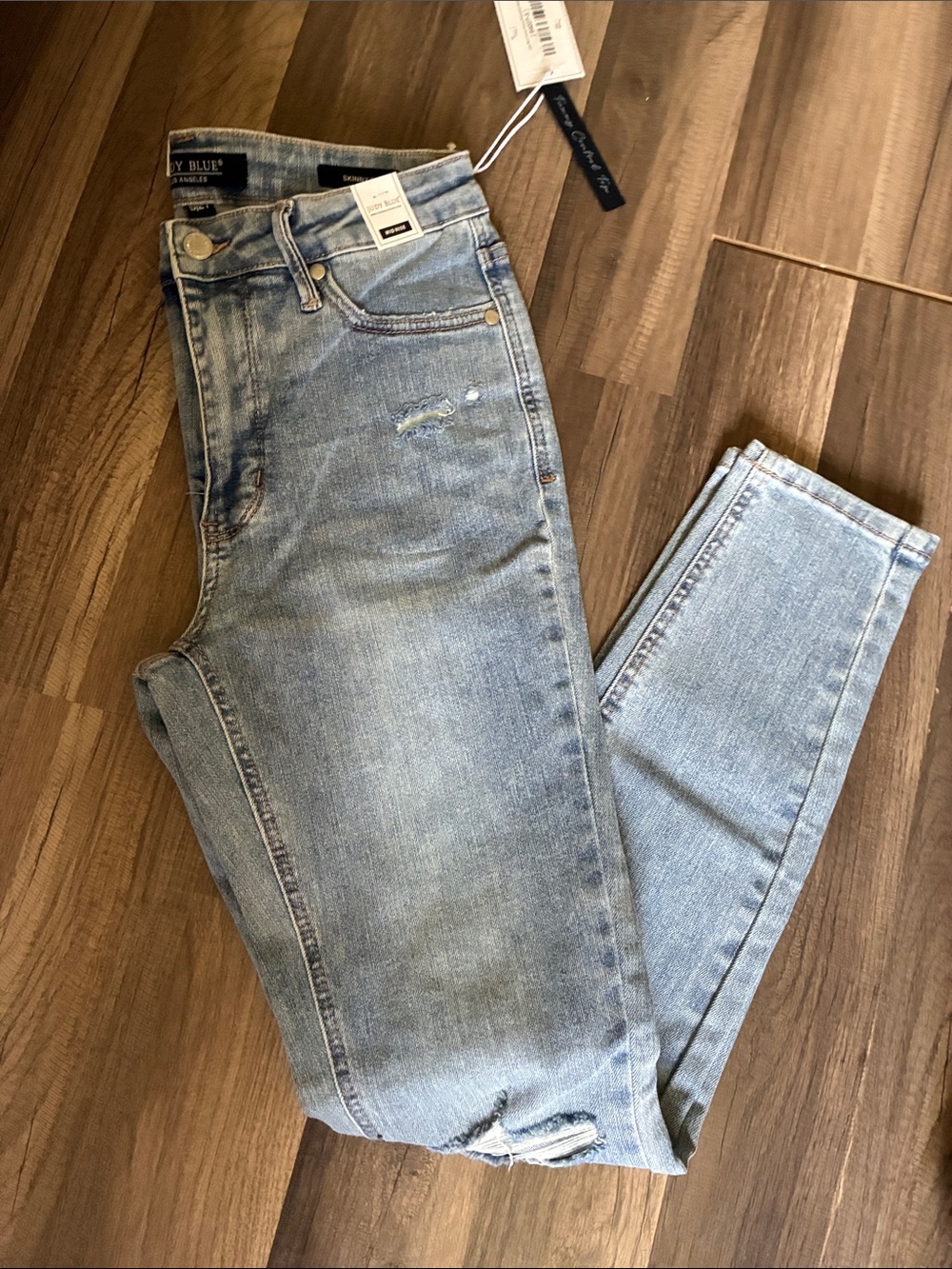 Judy Blue Light Wash Mid-Rise Destroyed Skinny Jeans- NWT- Size 5/27 - Picture 7 of 15